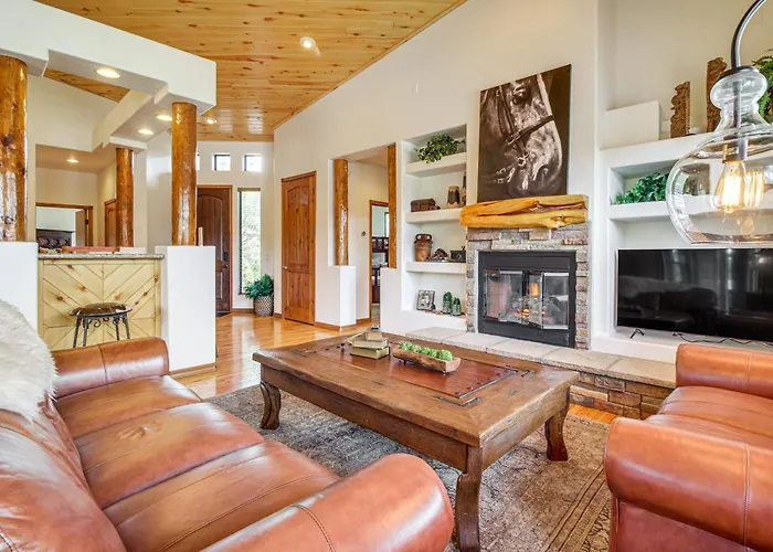 Ferienhaus Hike & Explore: Show Gem W/ Deck & Grill!