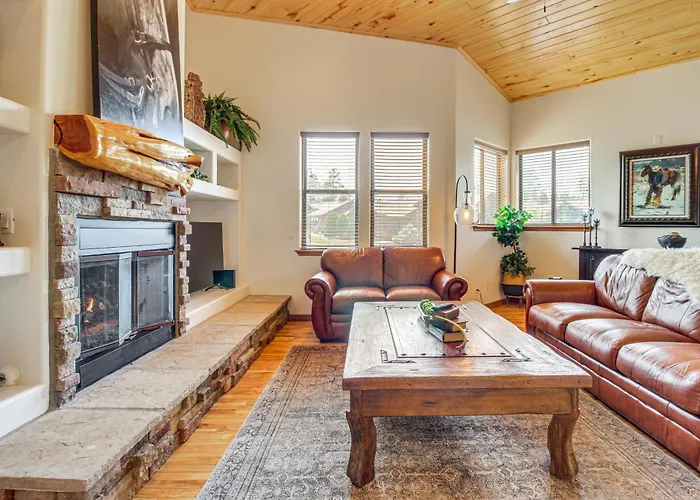Ferienhaus Hike & Explore: Show Gem W/ Deck & Grill!