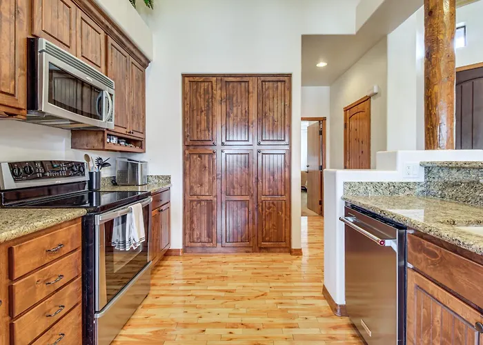 Hike & Explore: Show Gem W/ Deck & Grill! Ferienhaus