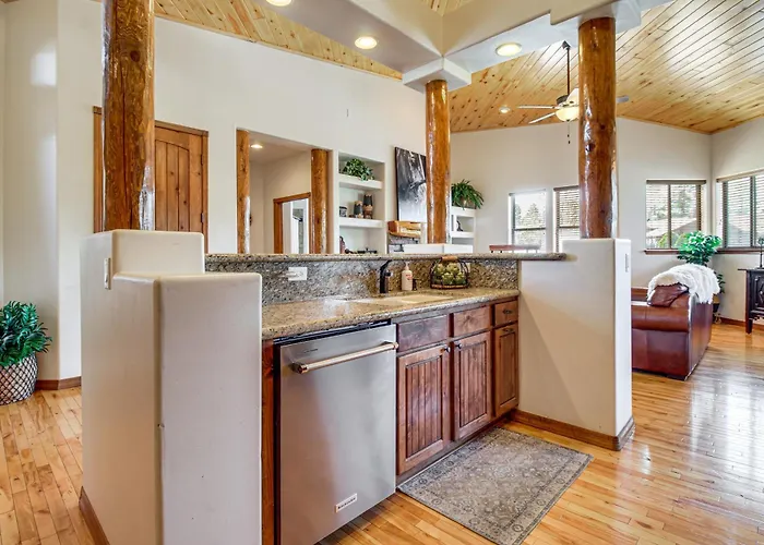 Hike & Explore: Show Gem W/ Deck & Grill! Ferienhaus *